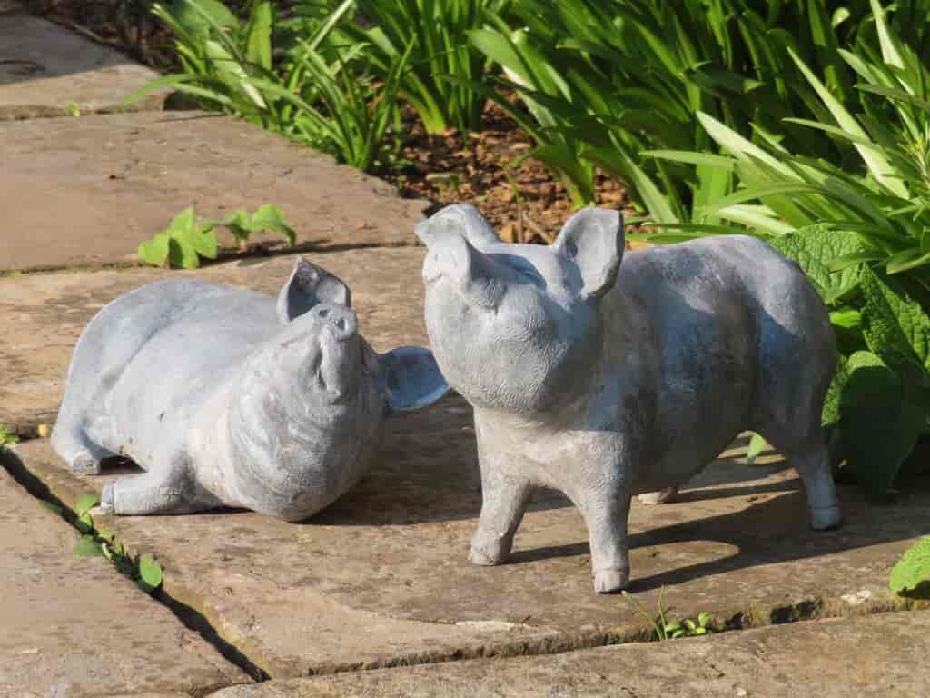 lead-piglet-statues
