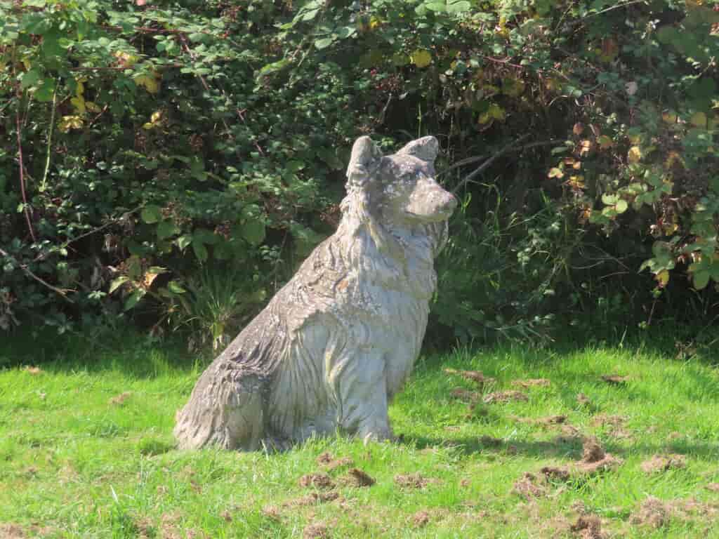 antique-dog-statue