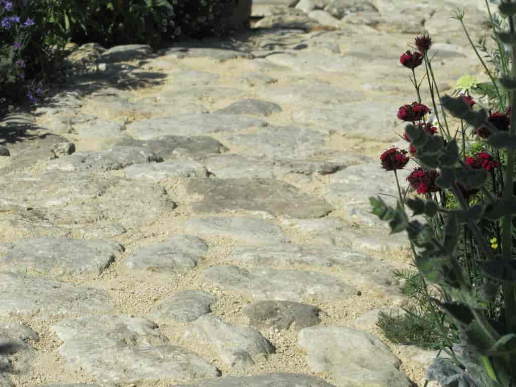 reclaimed-limestone-cobbles-and-setts