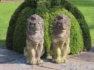 old-lion-statues